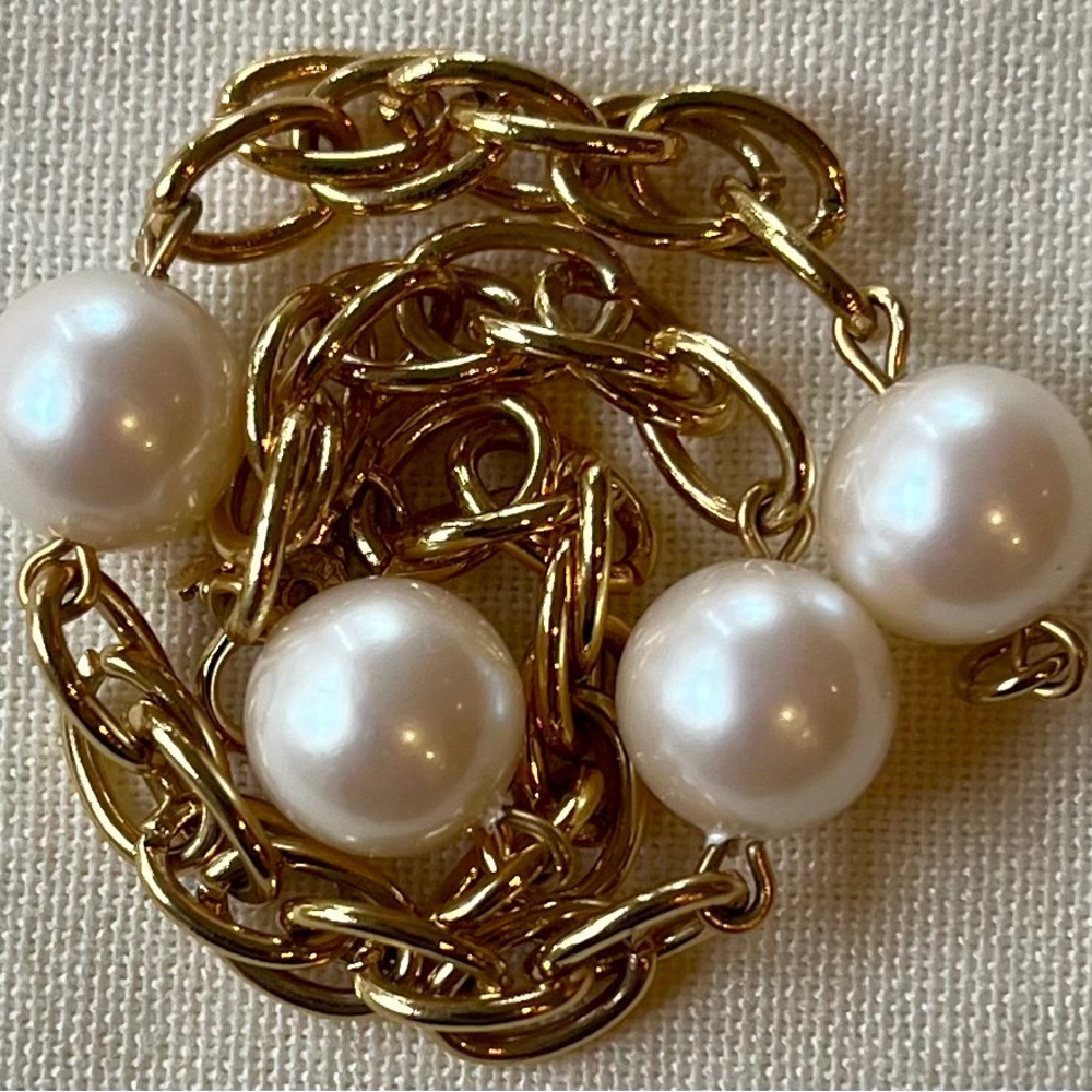 Vintage Monet Gold & Pearl Bracelet - Picture 4 of 16